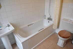 Corran House Guest House & Hostel