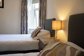 Corran House Guest House & Hostel