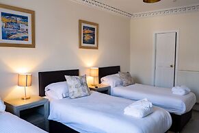 Corran House Guest House & Hostel