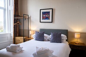 Corran House Guest House & Hostel