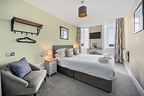 Corran House Guest House & Hostel
