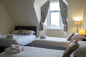 Corran House Guest House & Hostel