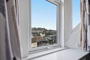 Corran House Guest House & Hostel