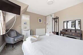 Corran House Guest House & Hostel