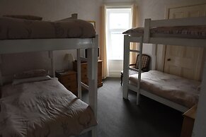 Corran House Guest House & Hostel