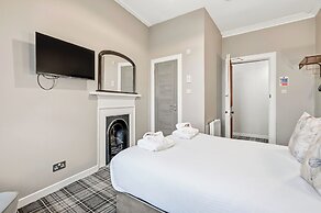 Corran House Guest House & Hostel