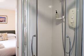 Corran House Guest House & Hostel