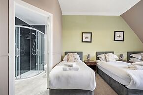 Corran House Guest House & Hostel