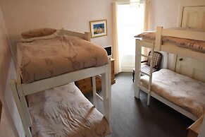 Corran House Guest House & Hostel