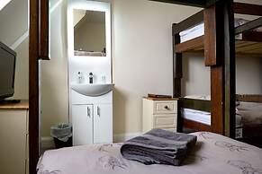 Corran House Guest House & Hostel