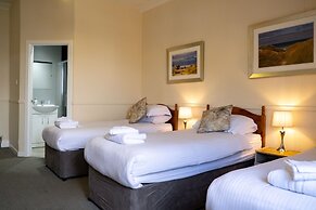 Corran House Guest House & Hostel