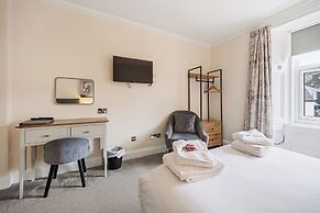 Corran House Guest House & Hostel