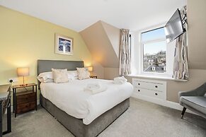 Corran House Guest House & Hostel