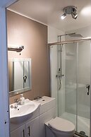 Corran House Guest House & Hostel