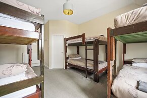 Corran House Guest House & Hostel