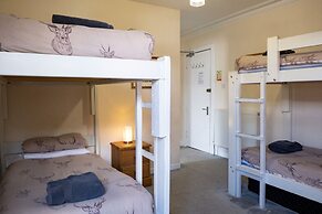 Corran House Guest House & Hostel