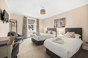 Corran House Guest House & Hostel