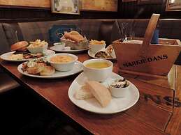 Corran House Guest House & Hostel