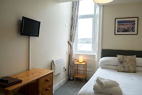 Corran House Guest House & Hostel