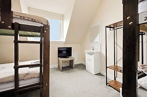 Corran House Guest House & Hostel