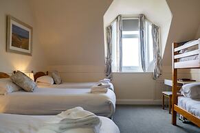 Corran House Guest House & Hostel