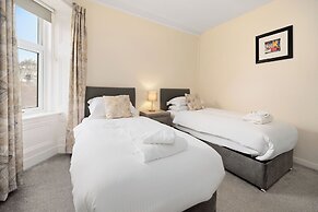 Corran House Guest House & Hostel