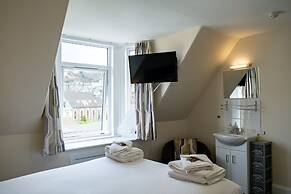 Corran House Guest House & Hostel