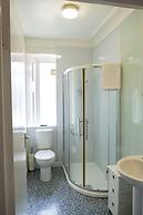 Corran House Guest House & Hostel