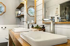 Aqua Aire Inn & Suites
