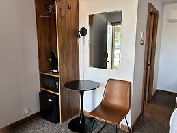 Aqua Aire Inn & Suites