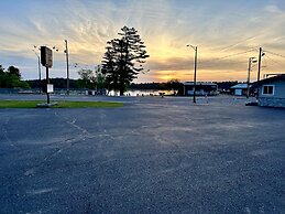 Aqua Aire Inn & Suites