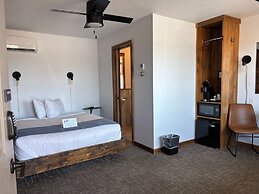 Aqua Aire Inn & Suites