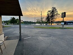 Aqua Aire Inn & Suites