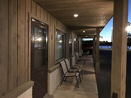 Aqua Aire Inn & Suites