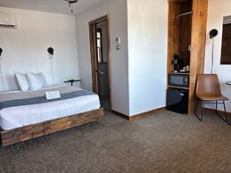 Aqua Aire Inn & Suites