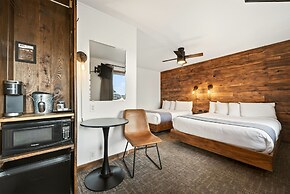 Aqua Aire Inn & Suites