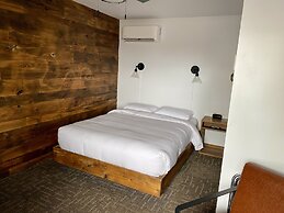 Aqua Aire Inn & Suites