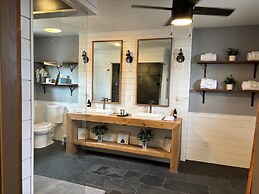 Aqua Aire Inn & Suites