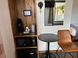 Aqua Aire Inn & Suites