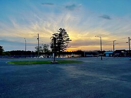 Aqua Aire Inn & Suites