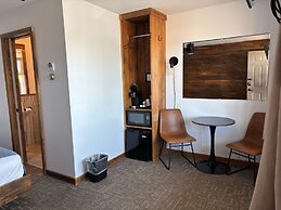 Aqua Aire Inn & Suites