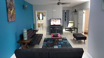 New Kingston Guest Apartment at Donhead