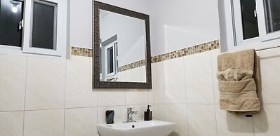 New Kingston Guest Apartment at Donhead