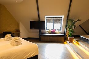 Manzo's Suites