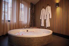 Manzo's Suites