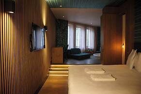 Manzo's Suites