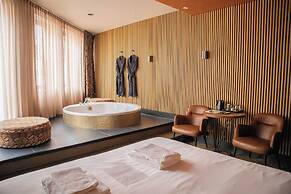 Manzo's Suites