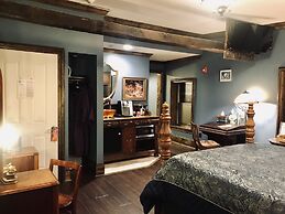 Symphony Hotel & Restaurant