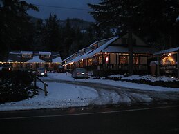 Whittaker's Motel & Historic Bunkhouse