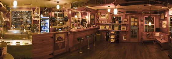 Whittaker's Motel & Historic Bunkhouse